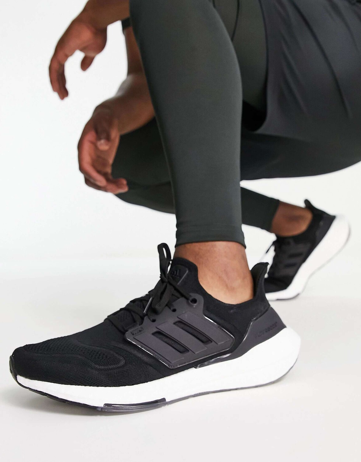 

Черно-белые кроссовки adidas Running Ultraboost 22 adidas performance