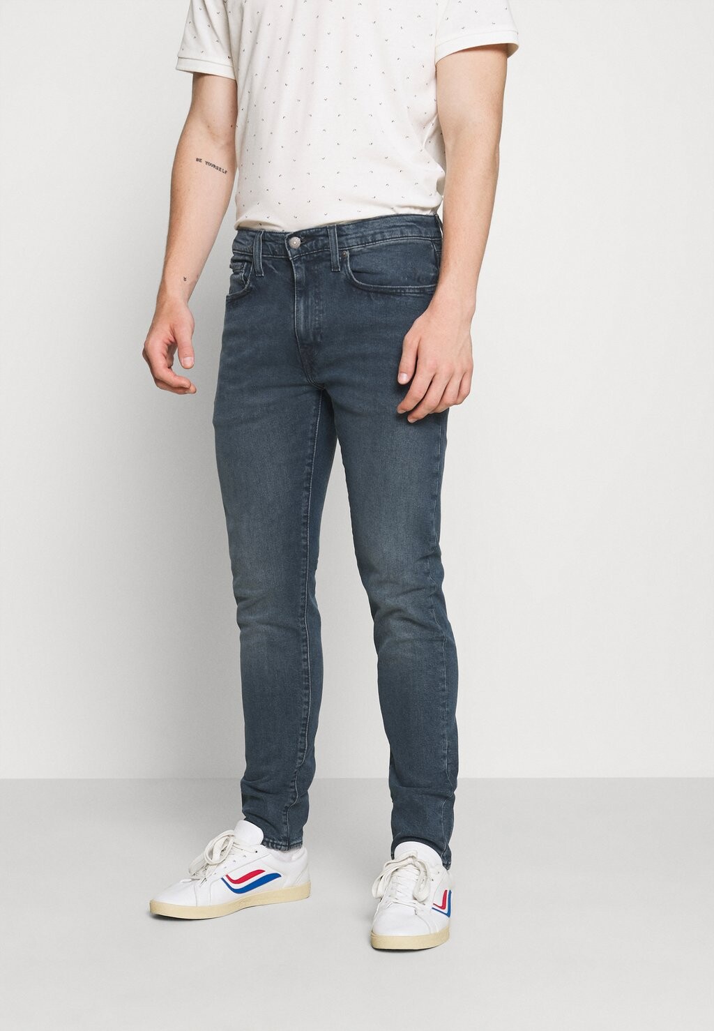 

Джинсы облегающего кроя Levi's