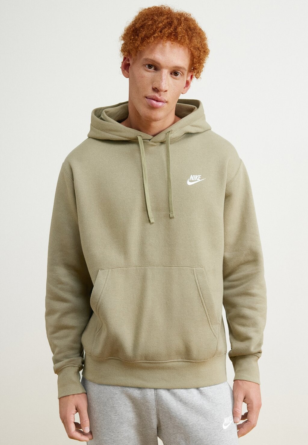 

Толстовка CLUB HOODIE Nike, нейтральный оливковый/белый
