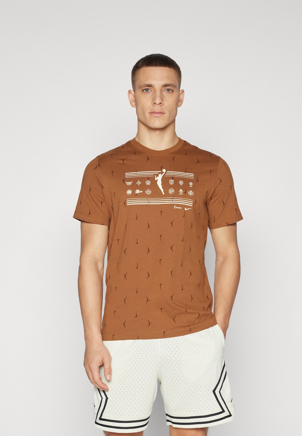 

Футболка с принтом NO TEAM NBA CREW TEE Nike, цвет light british tan