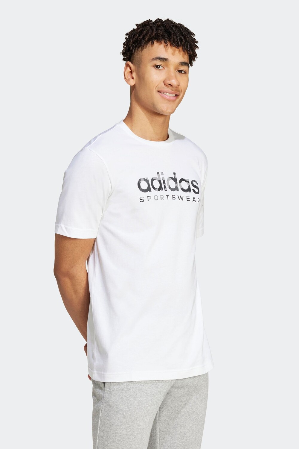 

Футболка с камуфляжным логотипом Adidas, белый