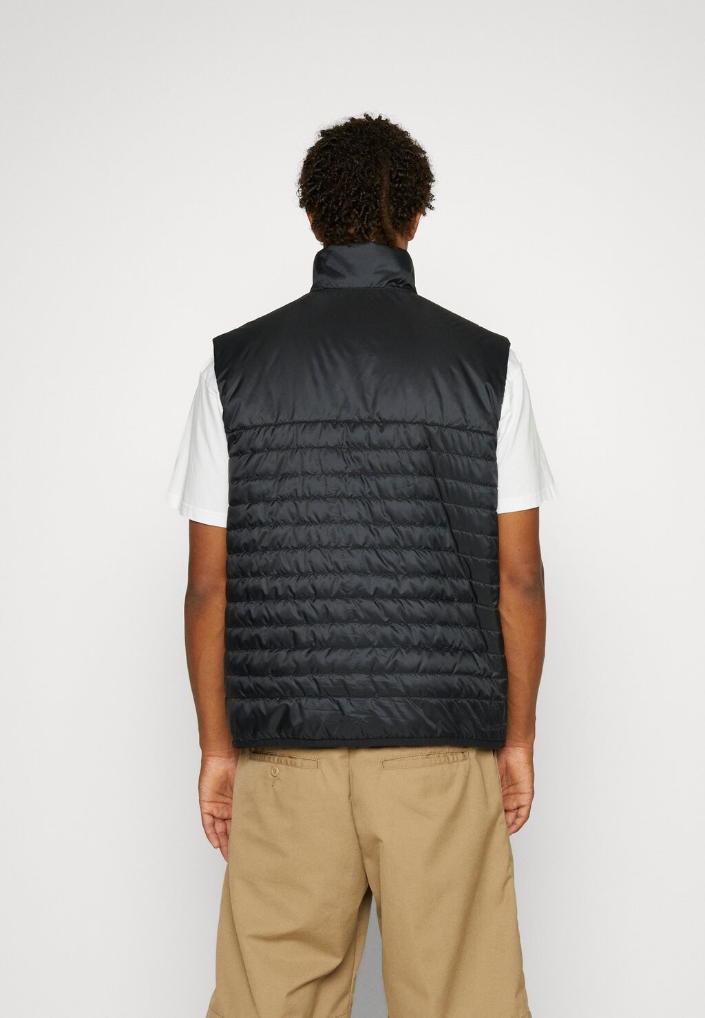

Жилет Nike M NK WR СРЕДНИЙ ЖИЛЕТ, цвет black/sail