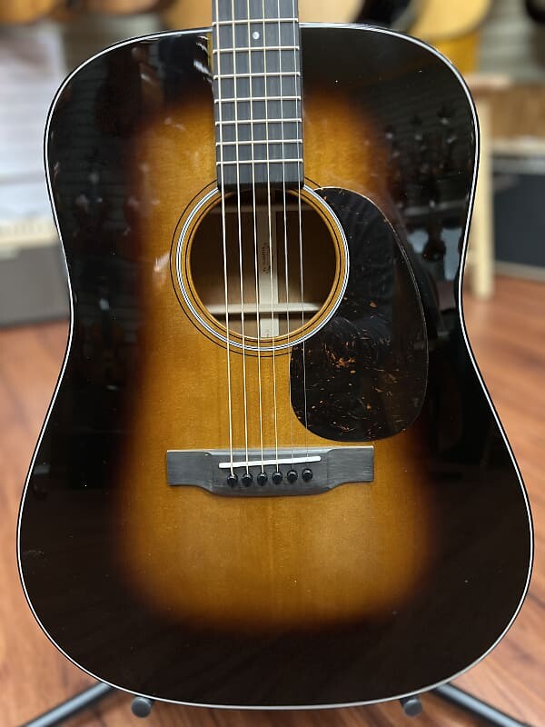 

Акустическая гитара Martin Standard Series D-18 Acoustic Guitar 2023- 1935 Sunburst finish w/Hard Case. New!
