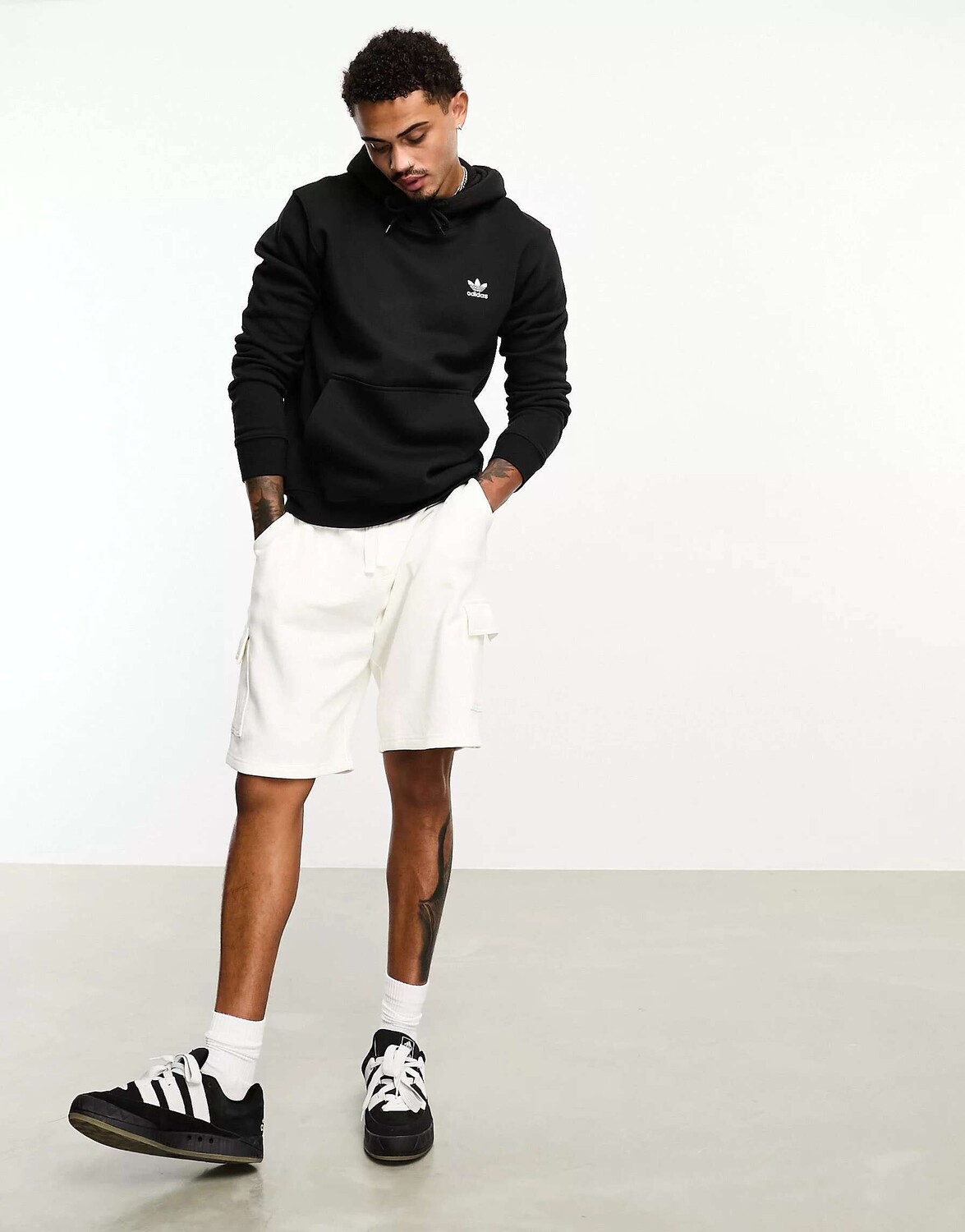 

Черная худи adidas Originals Essential с мини-логотипом на груди, Черный