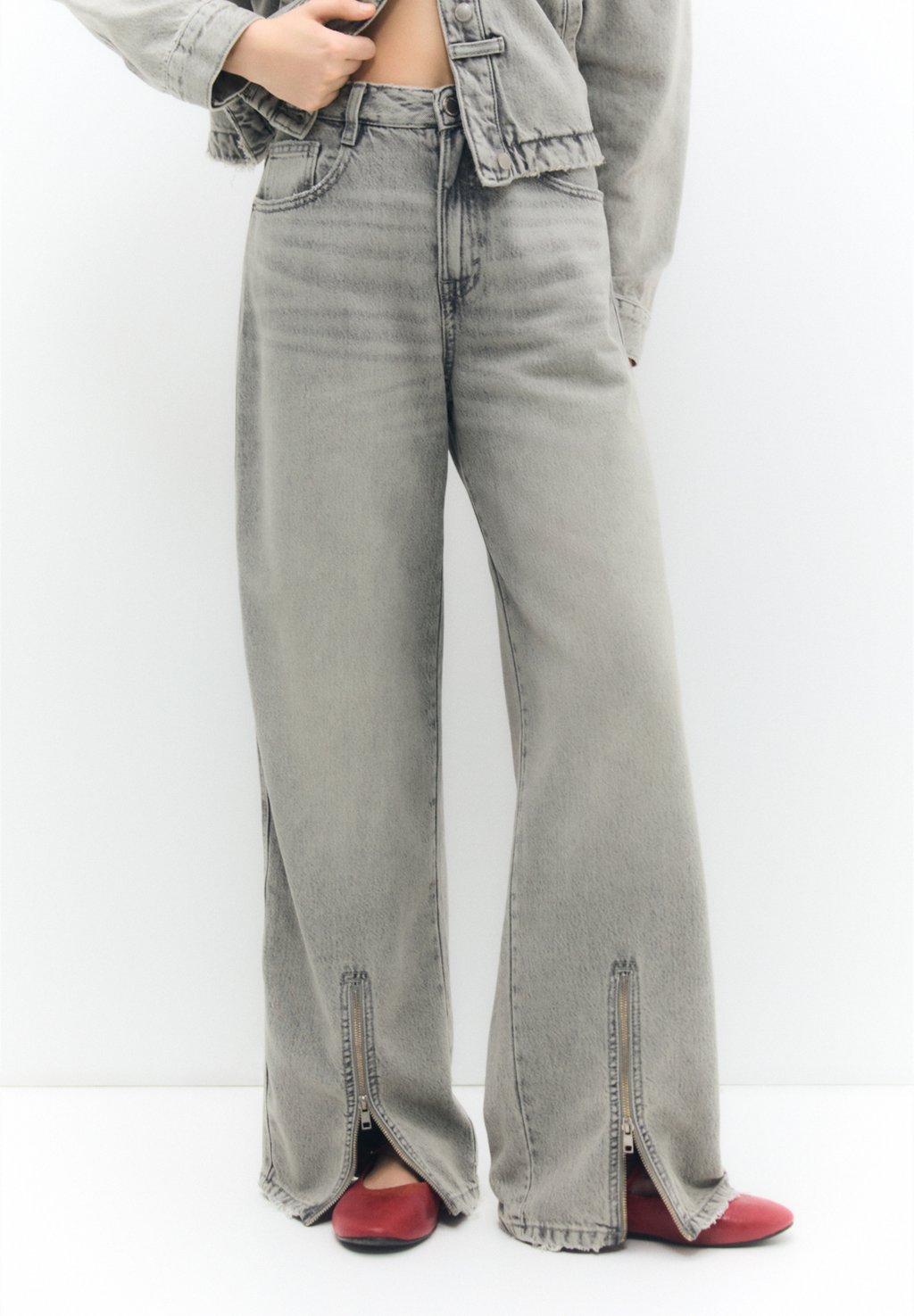 цена Расклешенные джинсы PULL&BEAR, серый