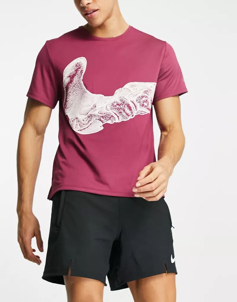 Фиолетовая футболка для бега Nike Run Division с графическим принтом в виде костей
