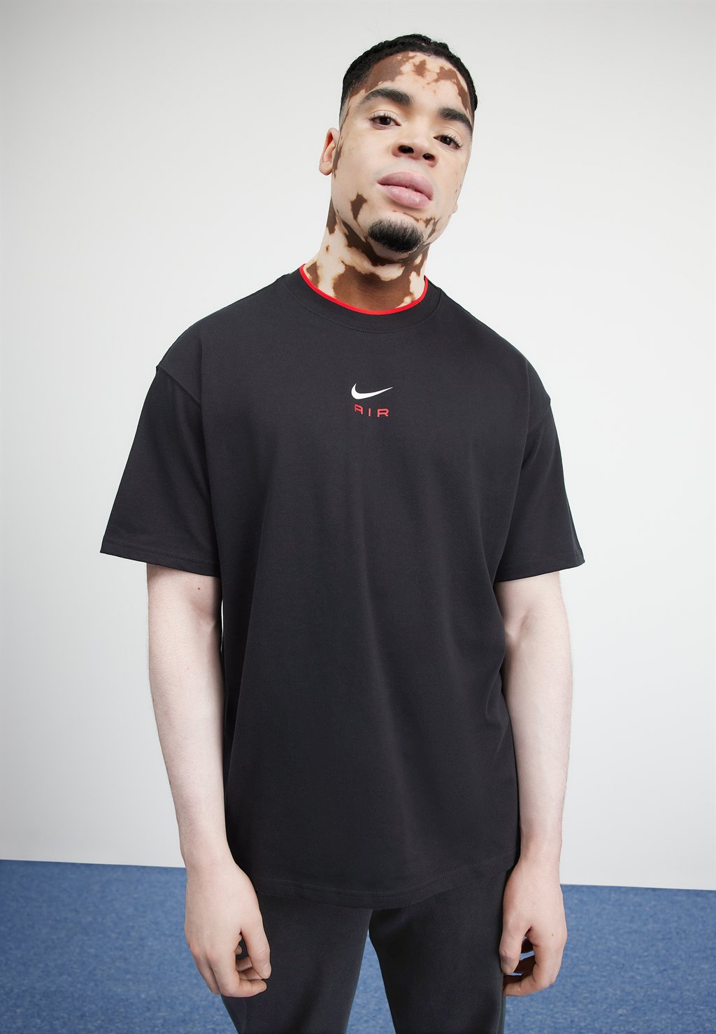 цена Базовая футболка Air Fit Tee Nike, цвет black/university red
