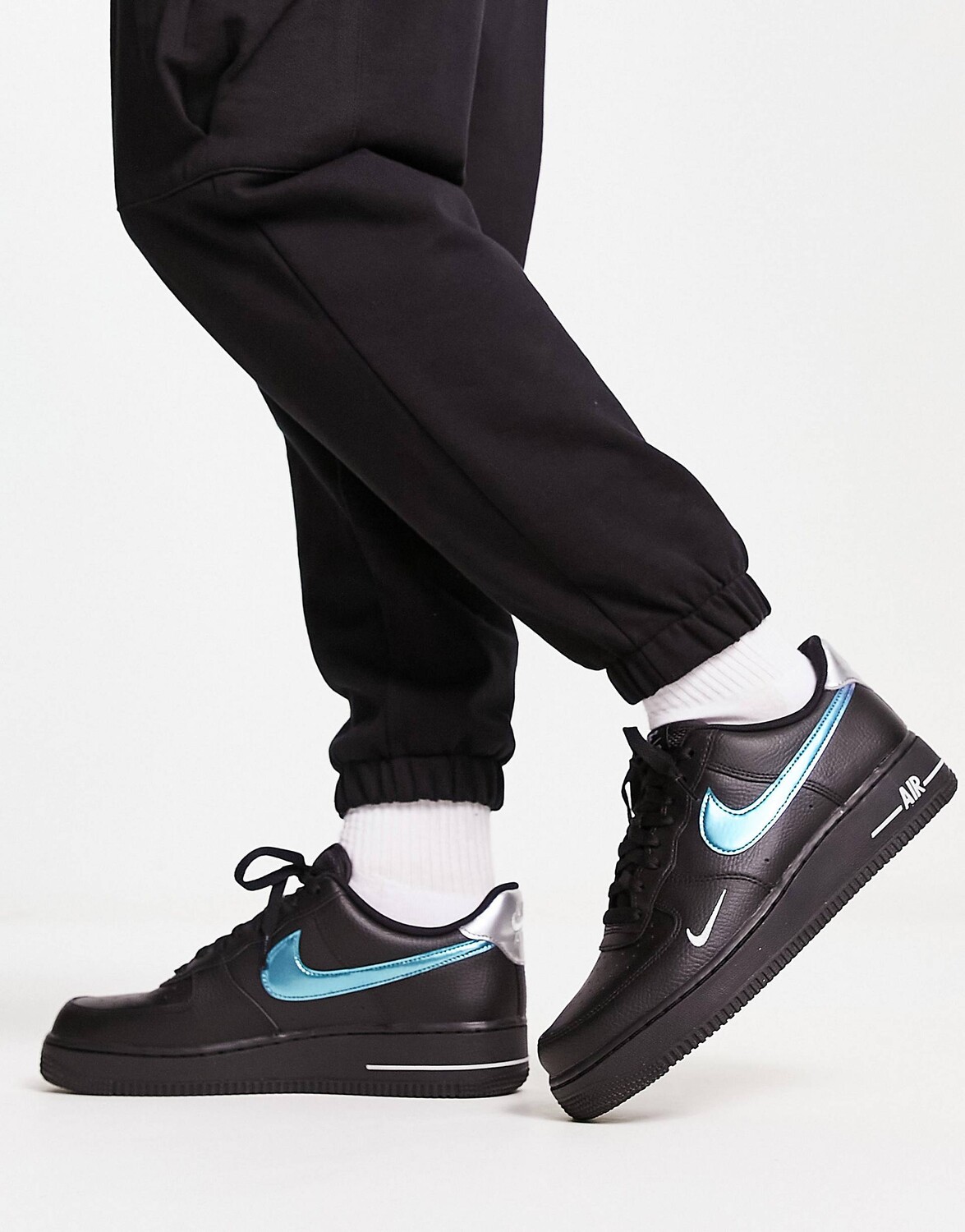 

Черные кроссовки Nike Air Force 1 '07 с металлизированной галочкой