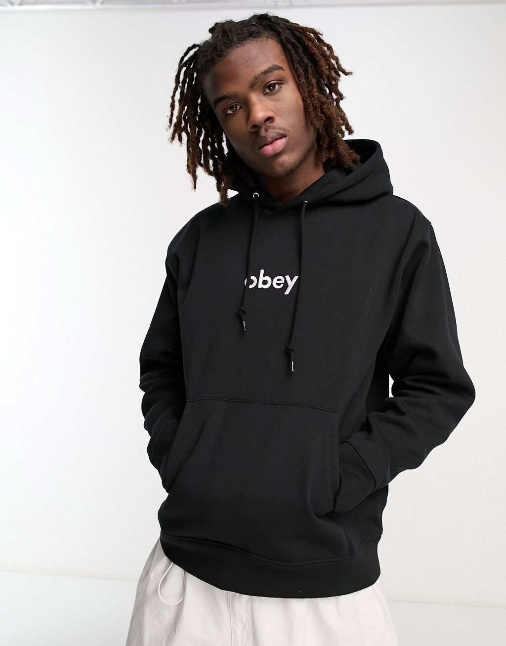 

Черная худи с строчными буквами Obey