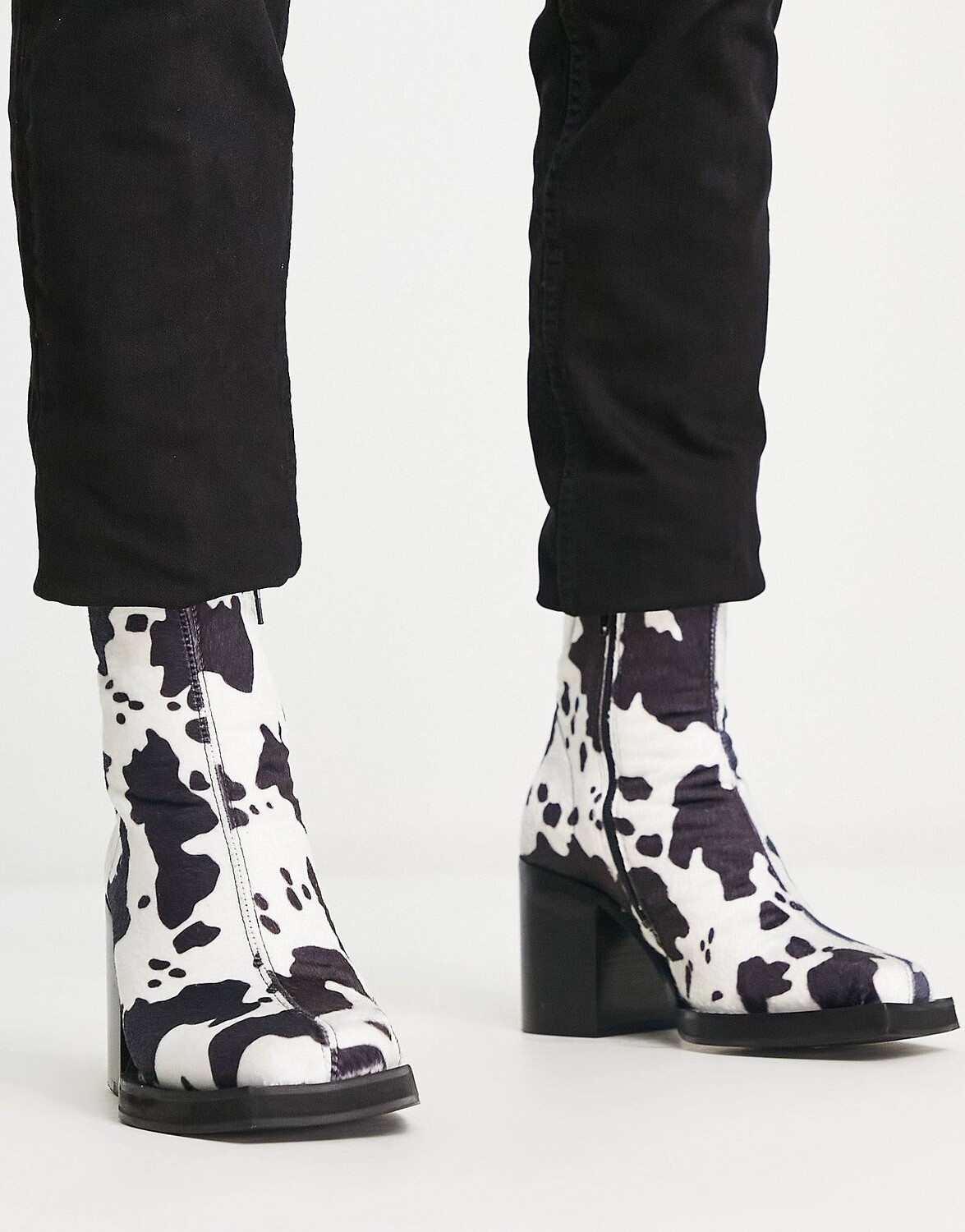 

Ботинки челси на каблуке с коровьим принтом ASOS DESIGN