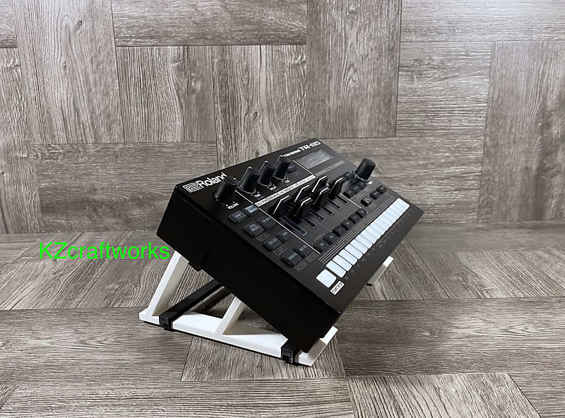 Угловая подставка 30º для Roland TR-6S Drum / MC-101 Groovebox — Цвет БЕЛЫЙ — от производителя KZcraftworks — продавец в США TR-6S / MC-101