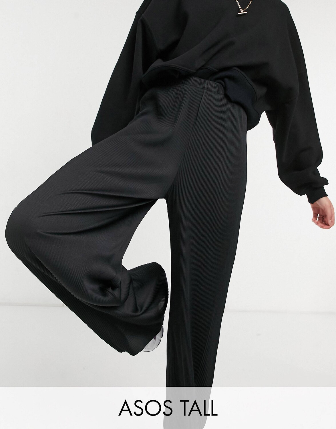 

Черные широкие брюки из плиссированной ткани ASOS DESIGN Tall, Черный