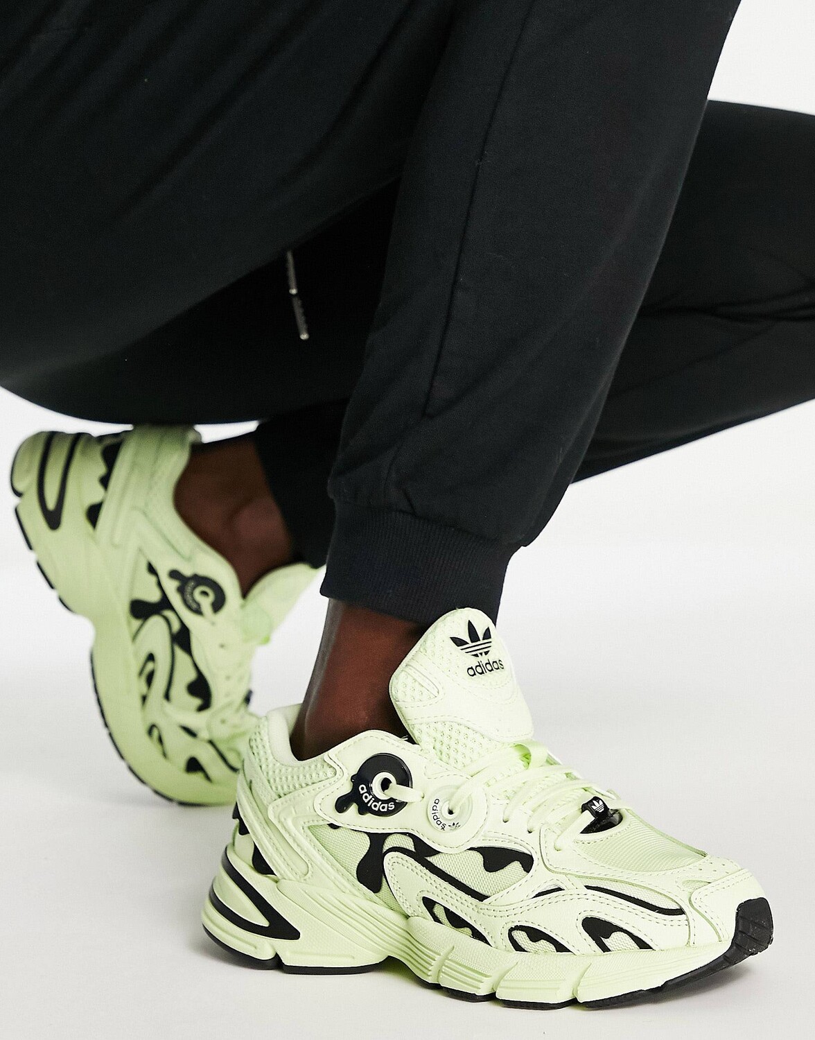 

Салатовые кроссовки adidas Originals Astir с черными деталями