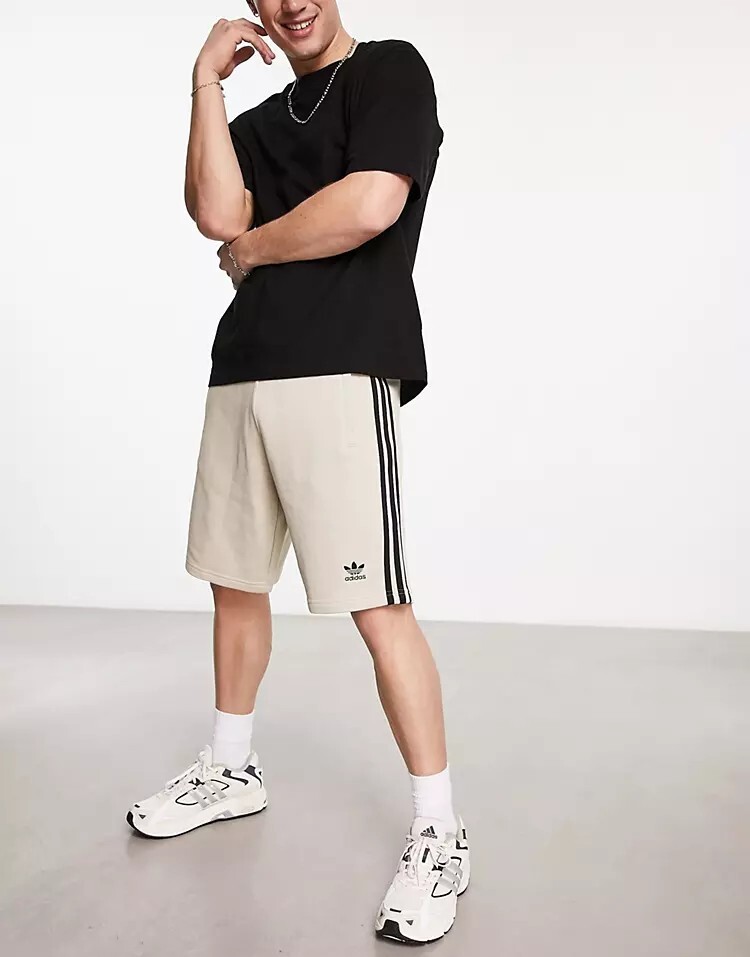 

Adidas Originals Бежевые шорты с 3 полосками adicolor classics, бежевый