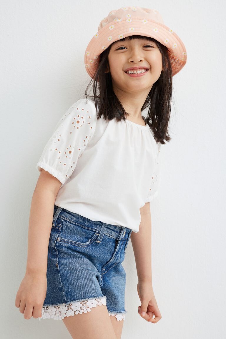 

Джинсовые шорты с кружевом H&M