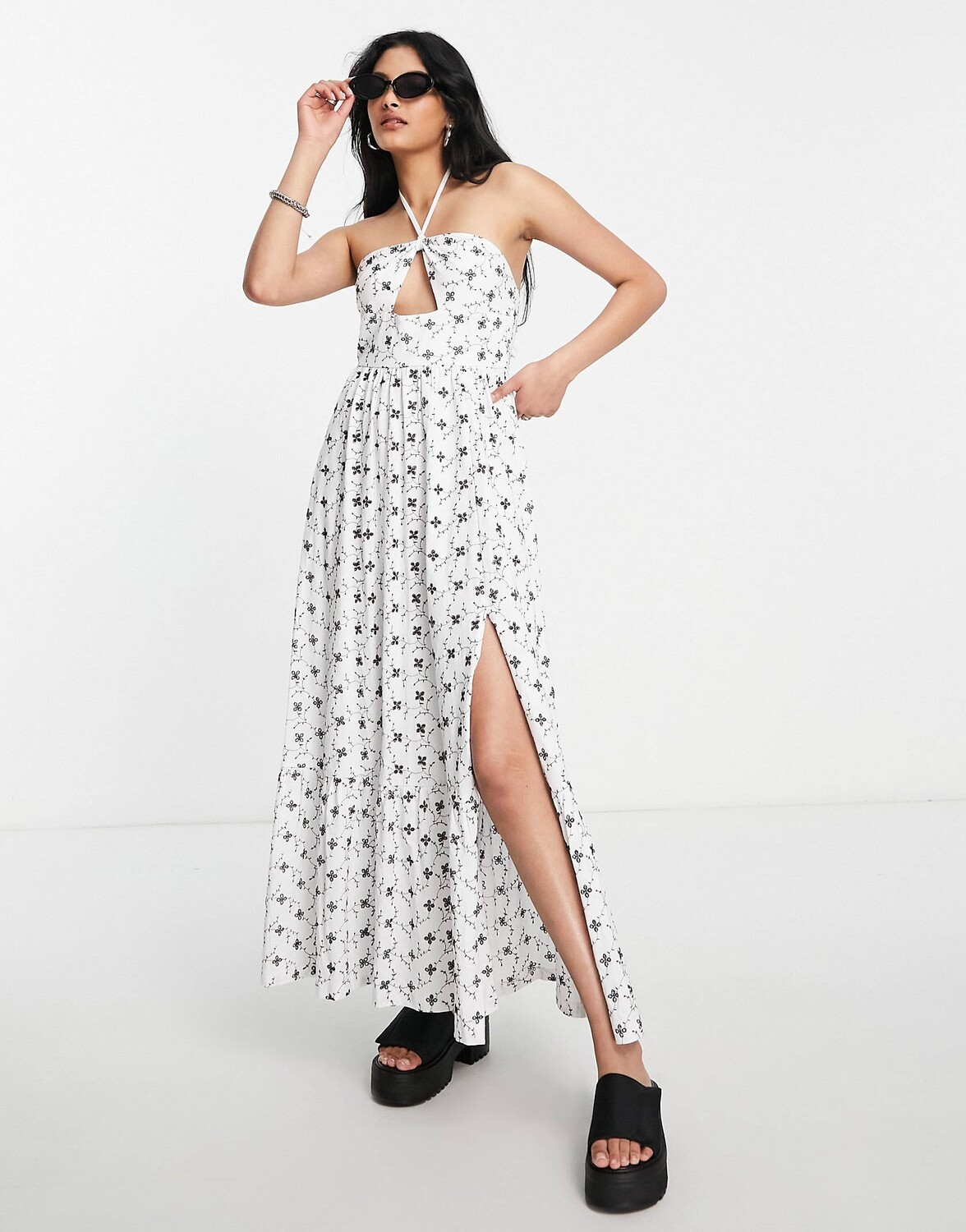 

Белое многоярусное платье макси с вышивкой ASOS DESIGN с вырезом на шее и черным контрастом
