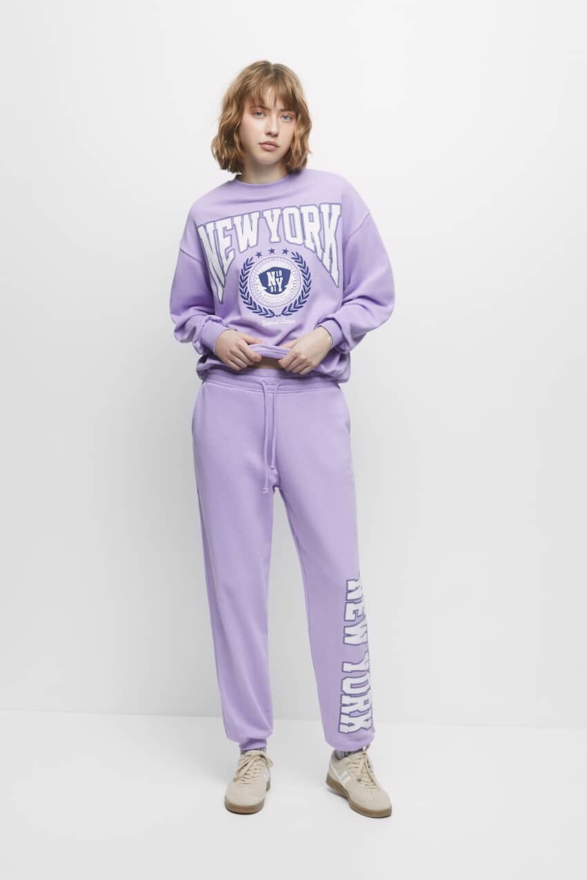 

Джоггеры с университетским принтом Pull&Bear, лиловый