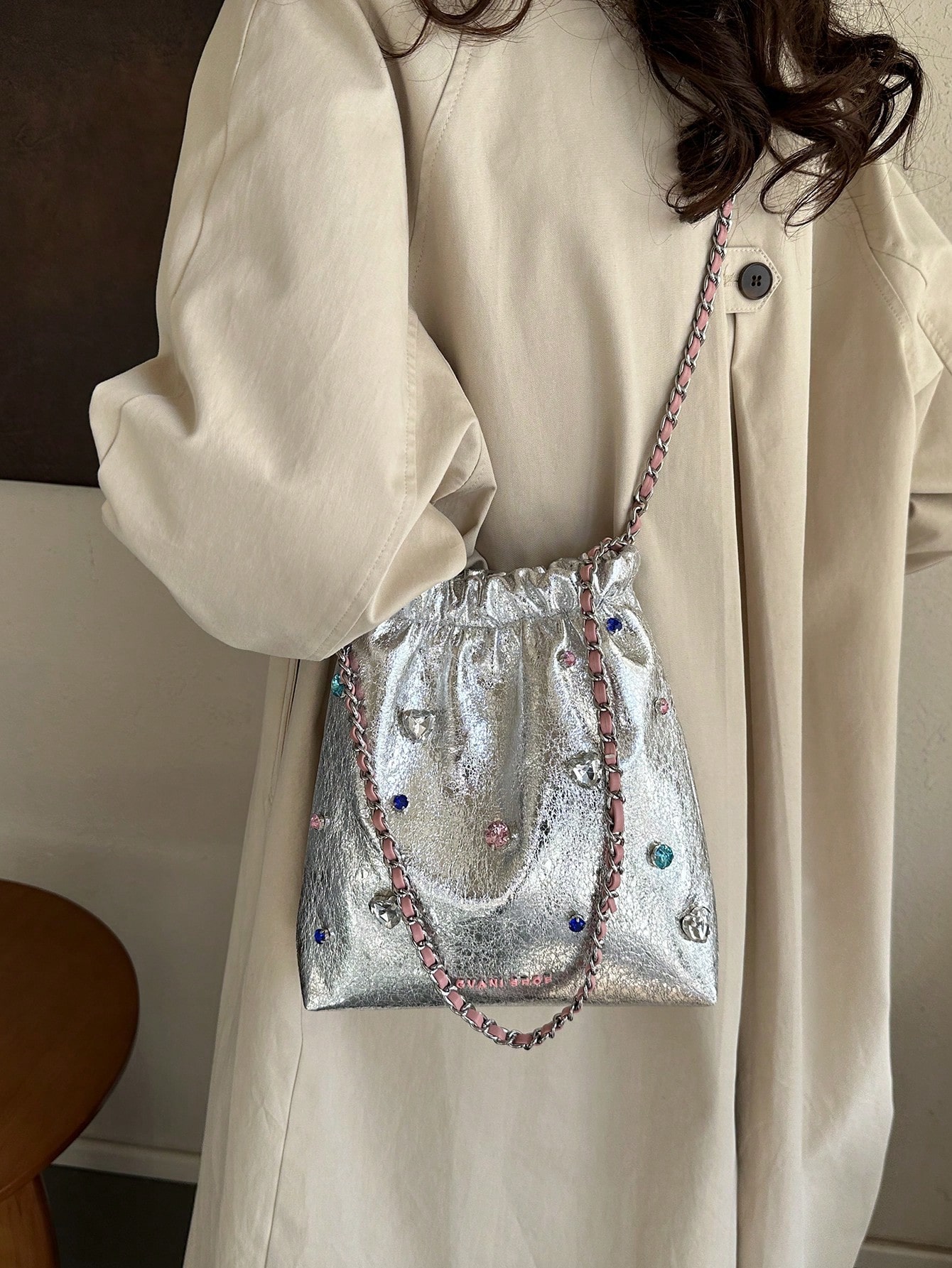 Модная серебряная сумка через плечо с декором из горного хрусталя и шнурком, серебро цена и фото