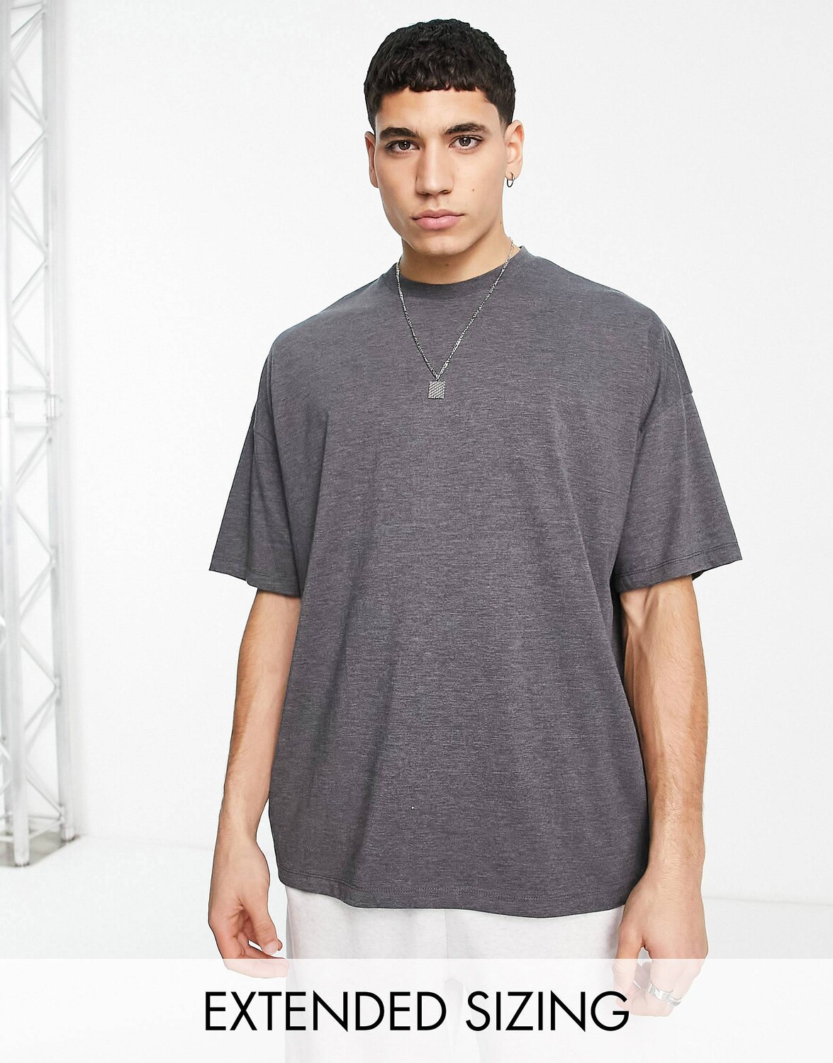 

Темно-серая футболка оверсайз с круглым вырезом ASOS DESIGN