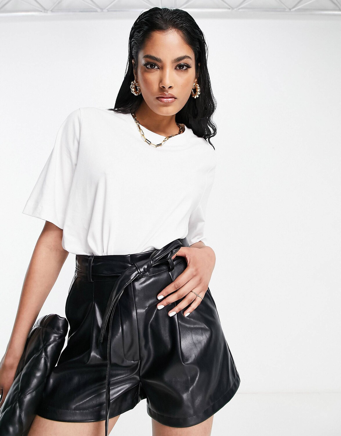 

Черные шорты на талии ASOS DESIGN