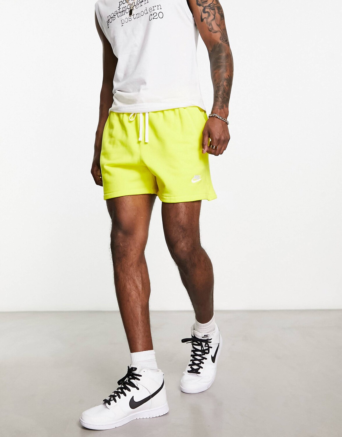 

Желтые шорты Nike Club