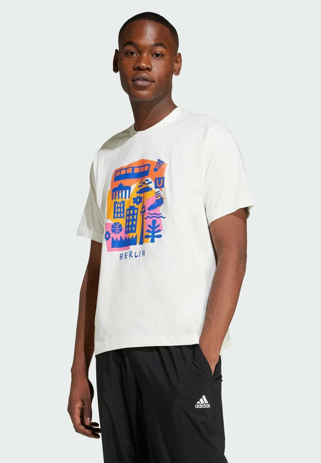 

Футболка с принтом Berlin Papercut Tee adidas Sportswear, кремовый