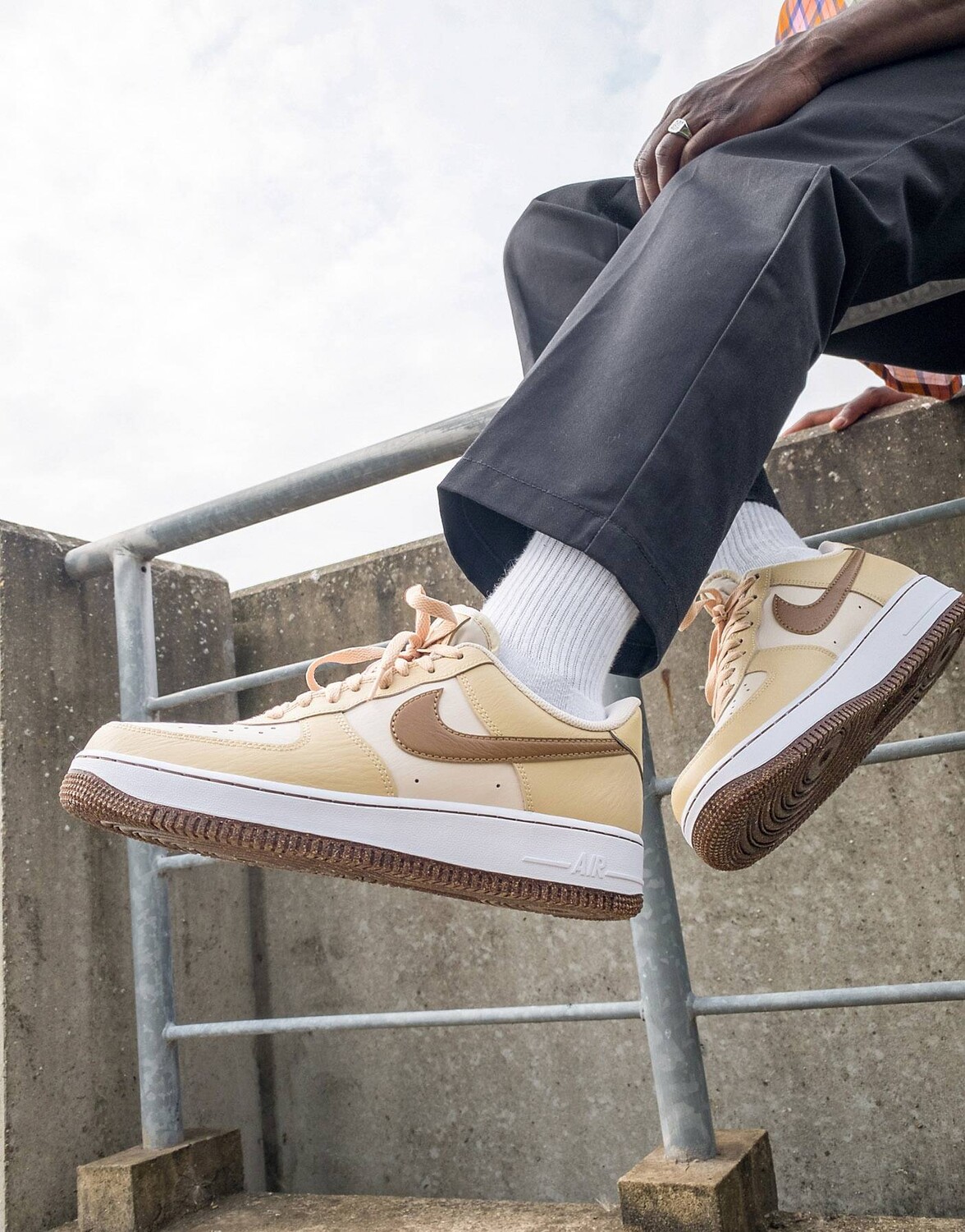 

Кроссовки Nike Air Force 1 '07 LV8 EMB цвета коричневый кунжут