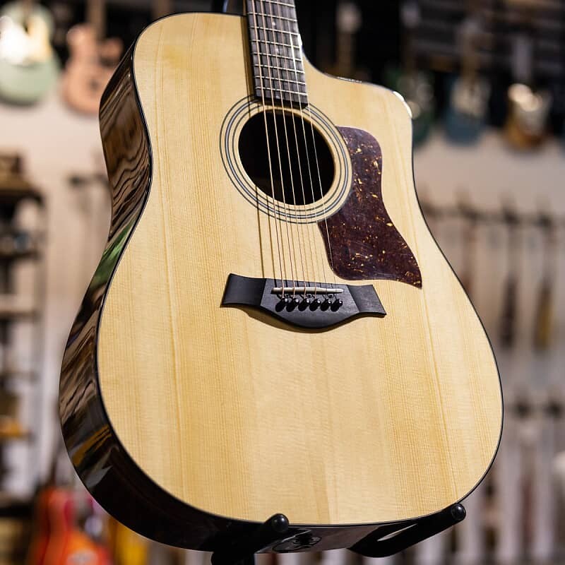 

Дредноут Taylor 210ce Plus с аэрокейсом