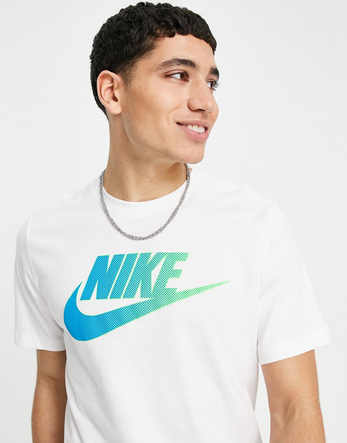 

Белая футболка с принтом на груди Nike Futura