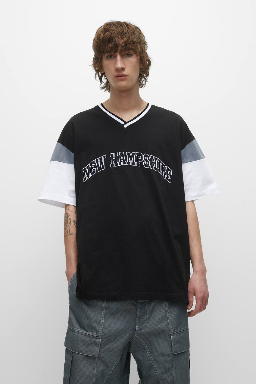

Футболка с университетскими вставками Pull&Bear, черный