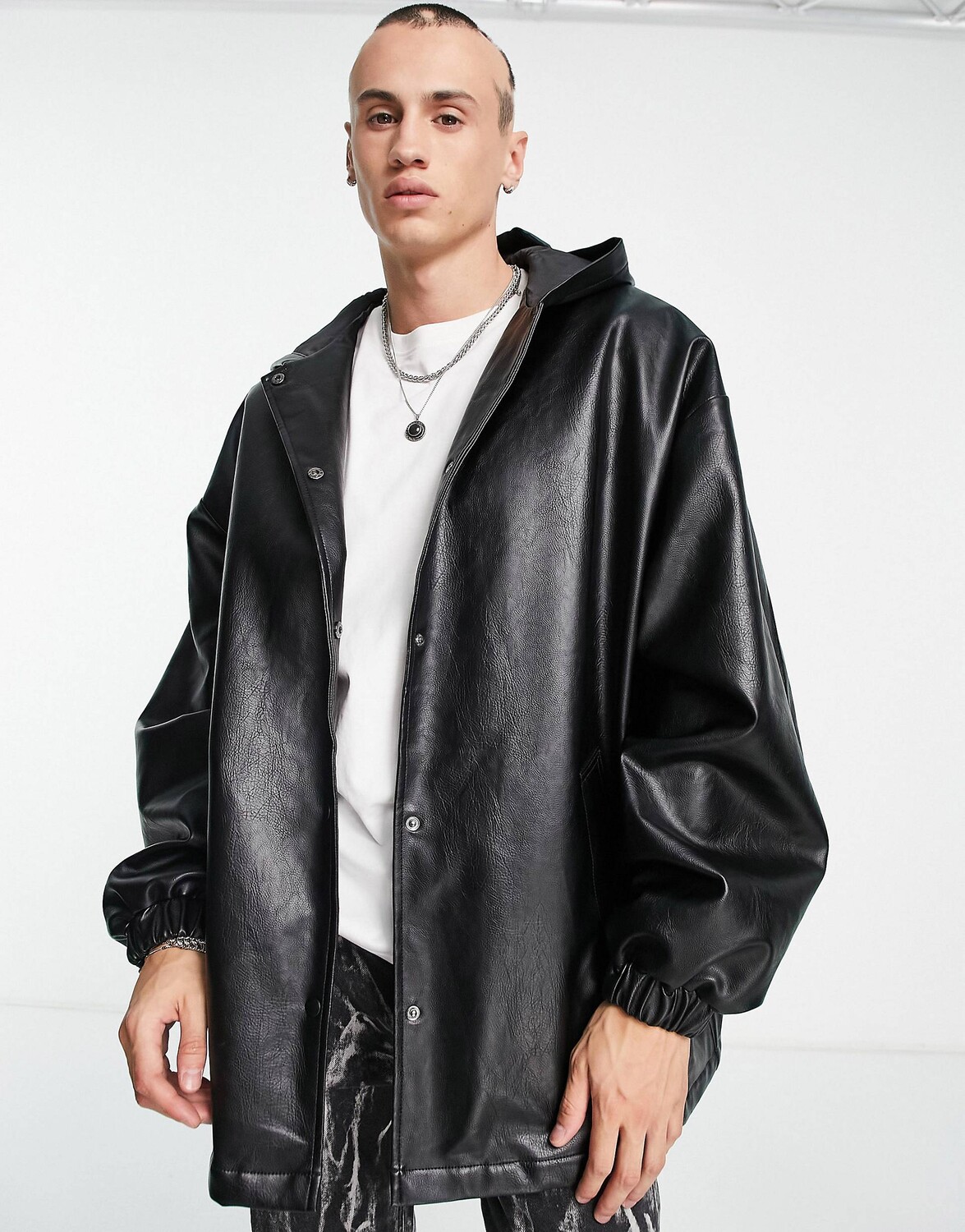 

Черная спортивная куртка оверсайз из искусственной кожи ASOS DESIGN