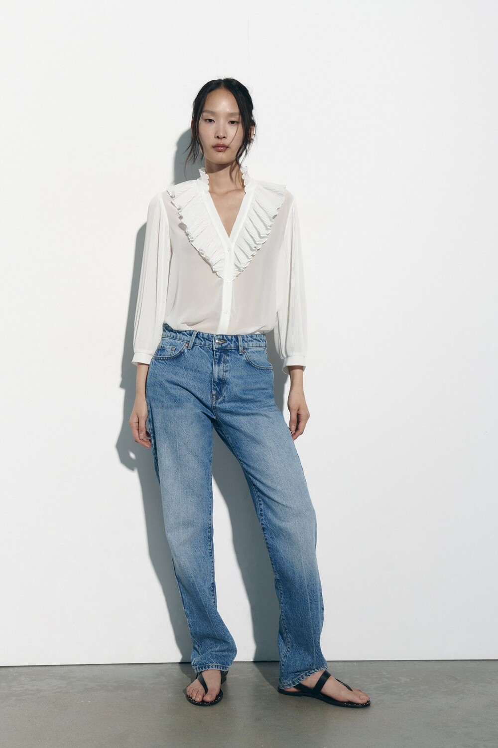 

Контрастная блузка с оборками ZARA, белый