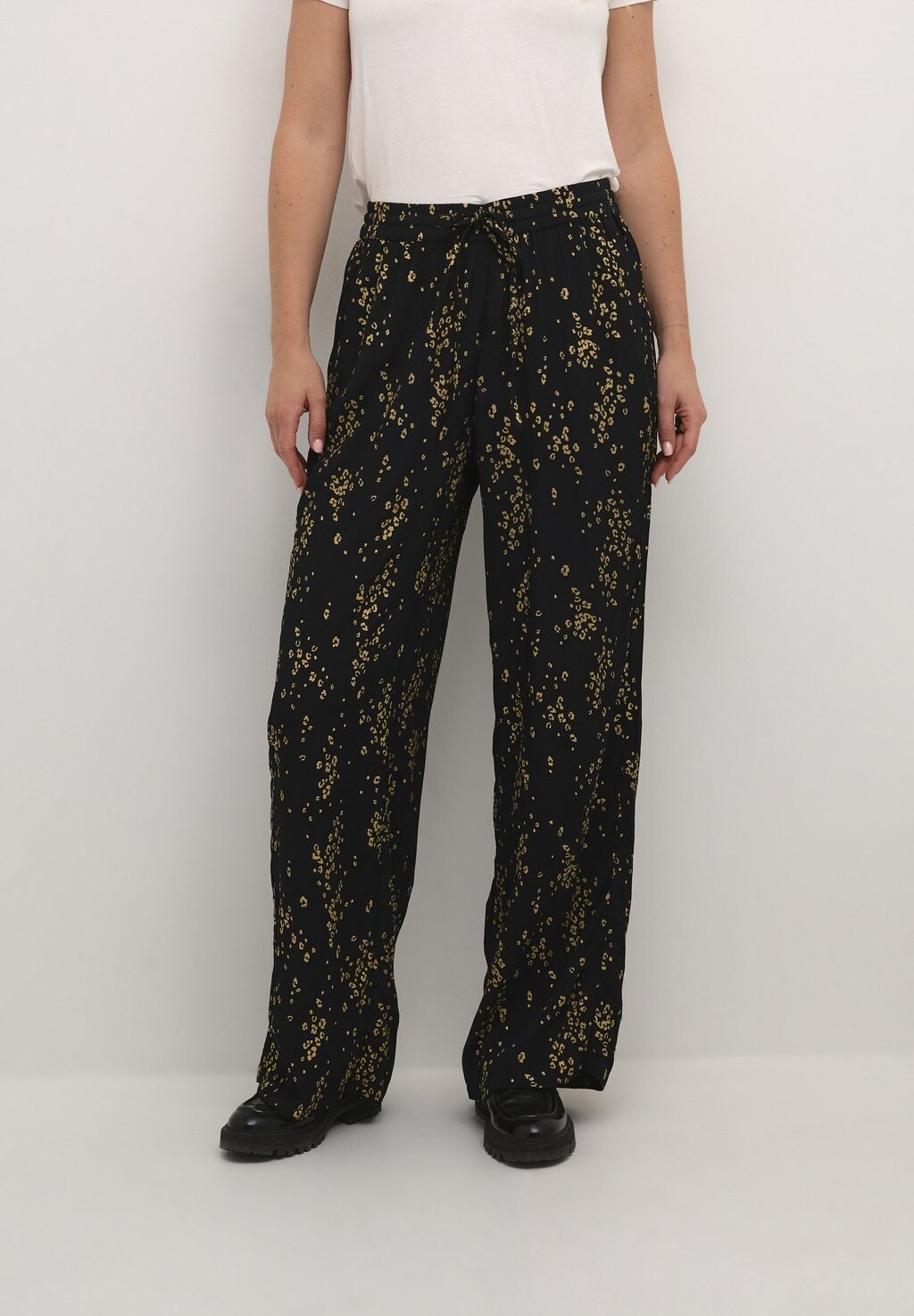 

Брюки BPALLY Kaffe, цвет black w leo gold foil print
