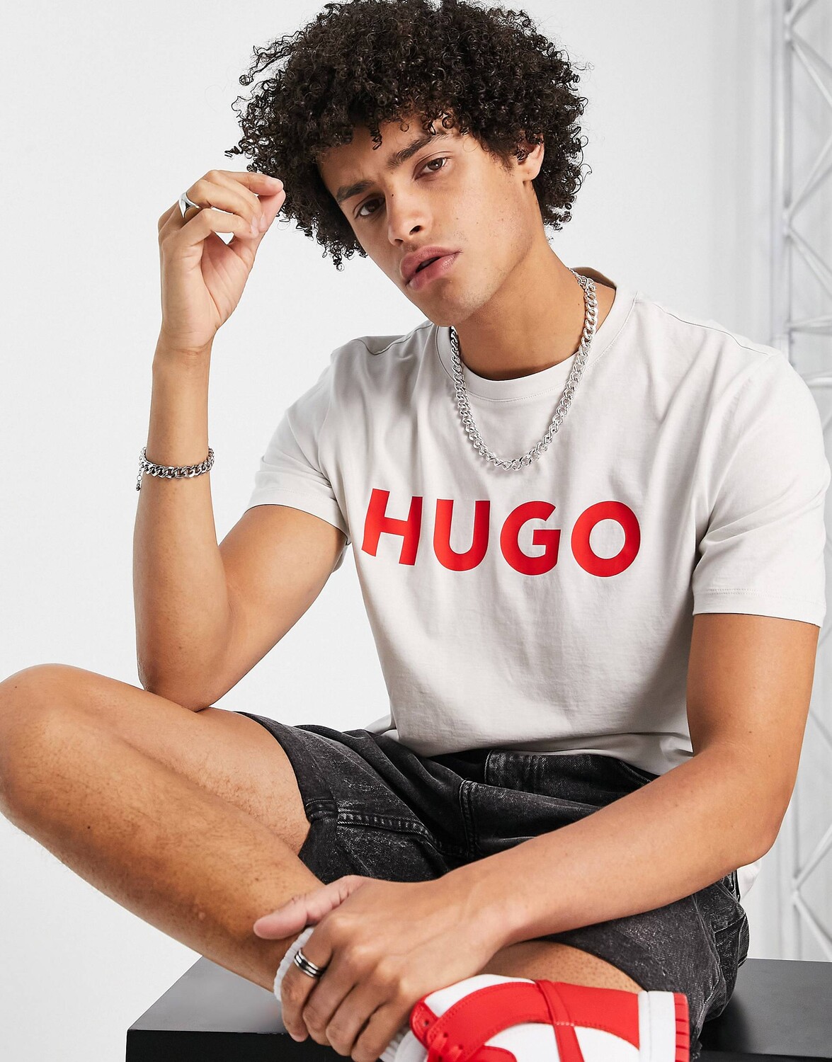 

Серая футболка с крупным логотипом Hugo Dulivio, Серый