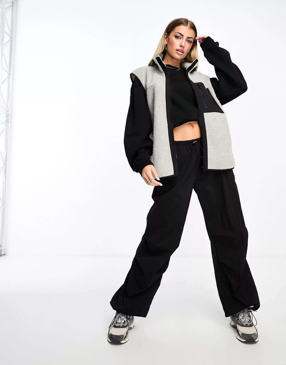 

Серый нейлоновый жилет на молнии с вышивкой сзади ASOS DESIGN Weekend Collective