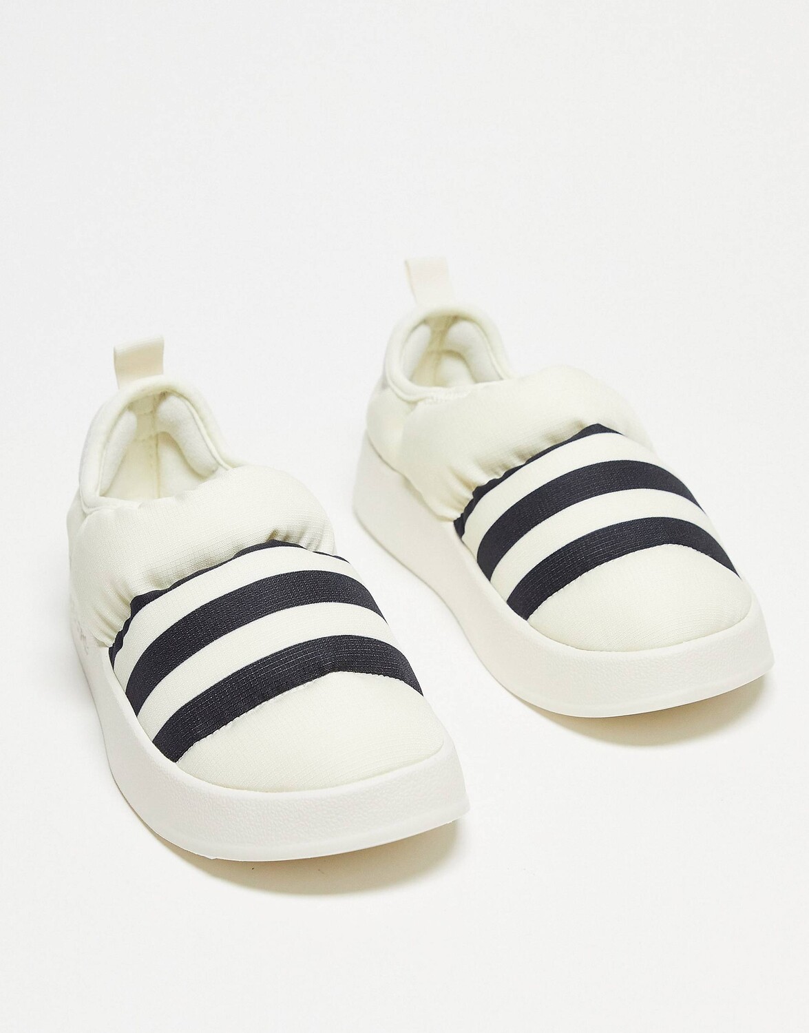

Кроссовки Adidas Originals Puffylette белого цвета с черными деталями