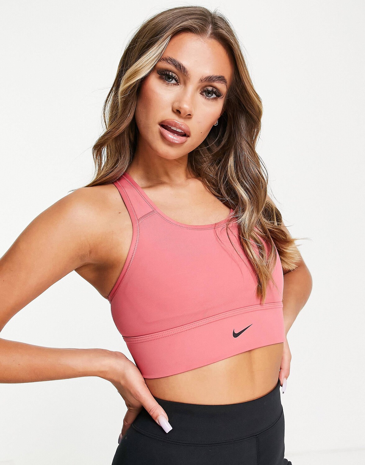 

Розовый спортивный бюстгальтер со средней поддержкой и логотипом Nike Training