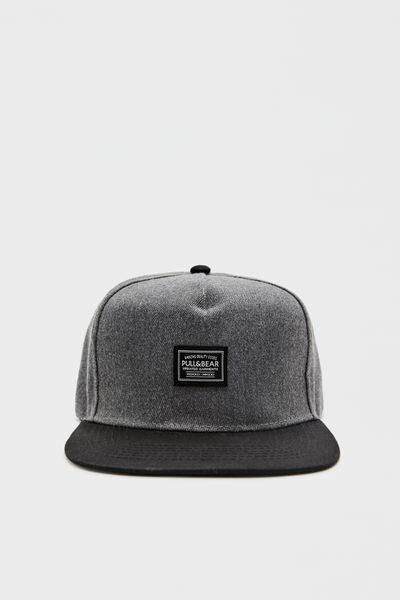 

Кепка с контрастным козырьком PULL&BEAR