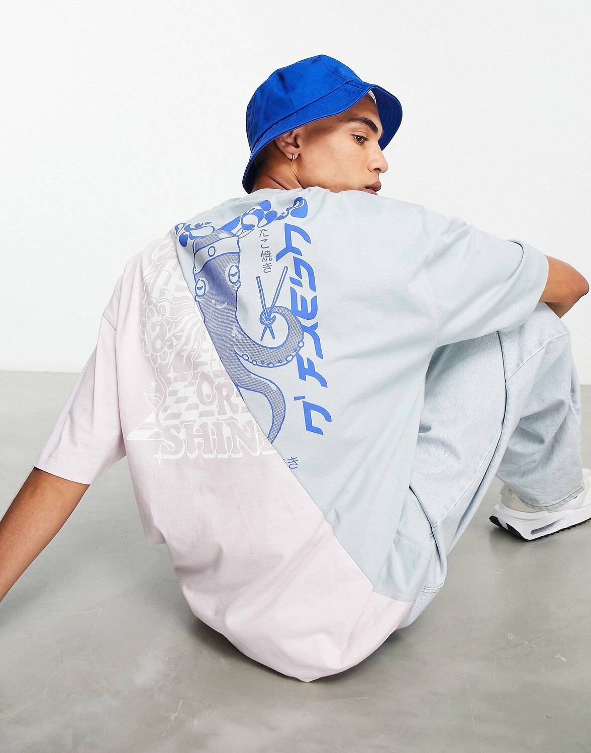 

Серо-синяя футболка оверсайз с мультяшным принтом на спине ASOS DESIGN