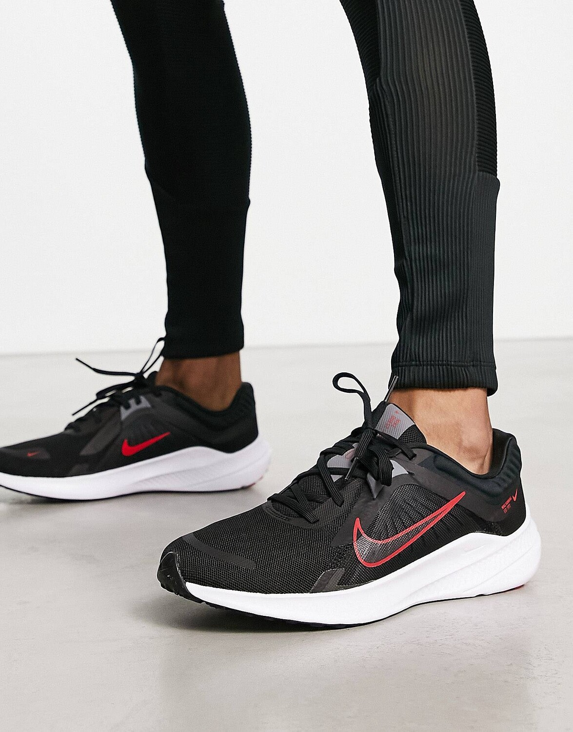 

Кроссовки Nike Running Quest 5, черно-красный