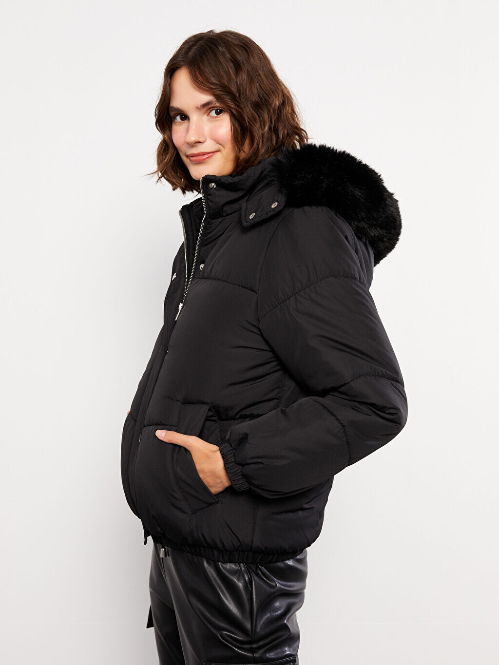 

Однотонный женский пуховик с капюшоном и длинными рукавами LCW Casual