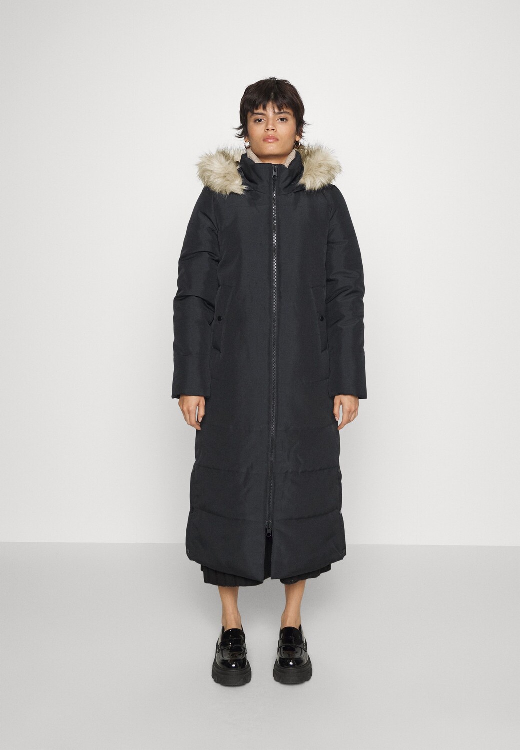 

Пальто зимнее Vero Moda, черный