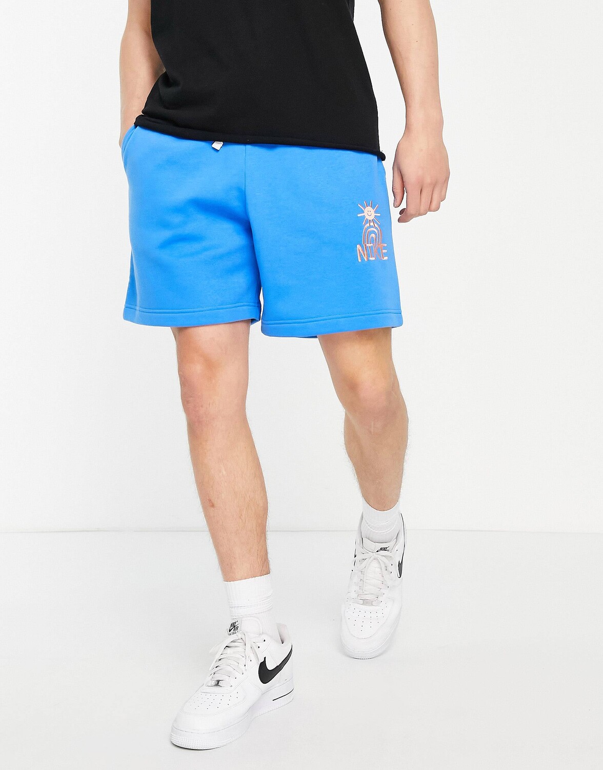 

У Nike есть синие шорты с логотипом Nike Day