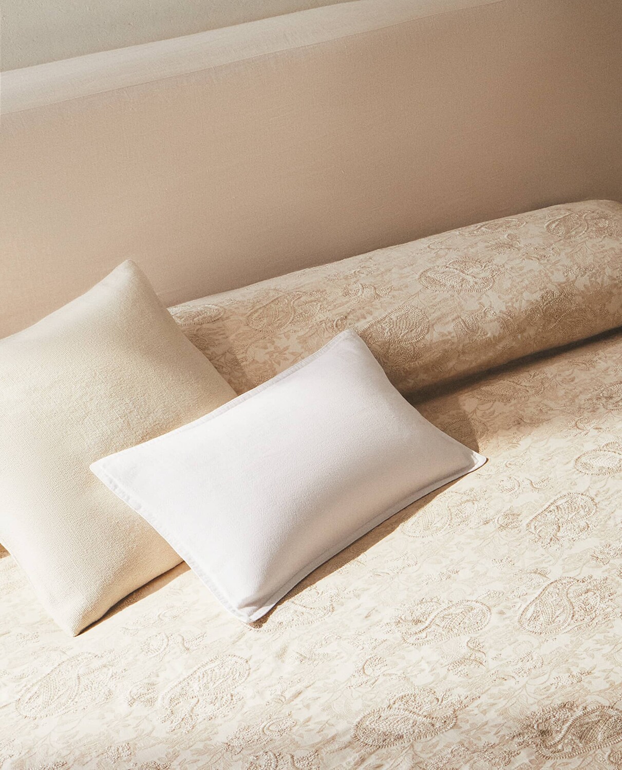 

Жаккардовое покрывало Zara Home, вышивка в ​​виде листьев