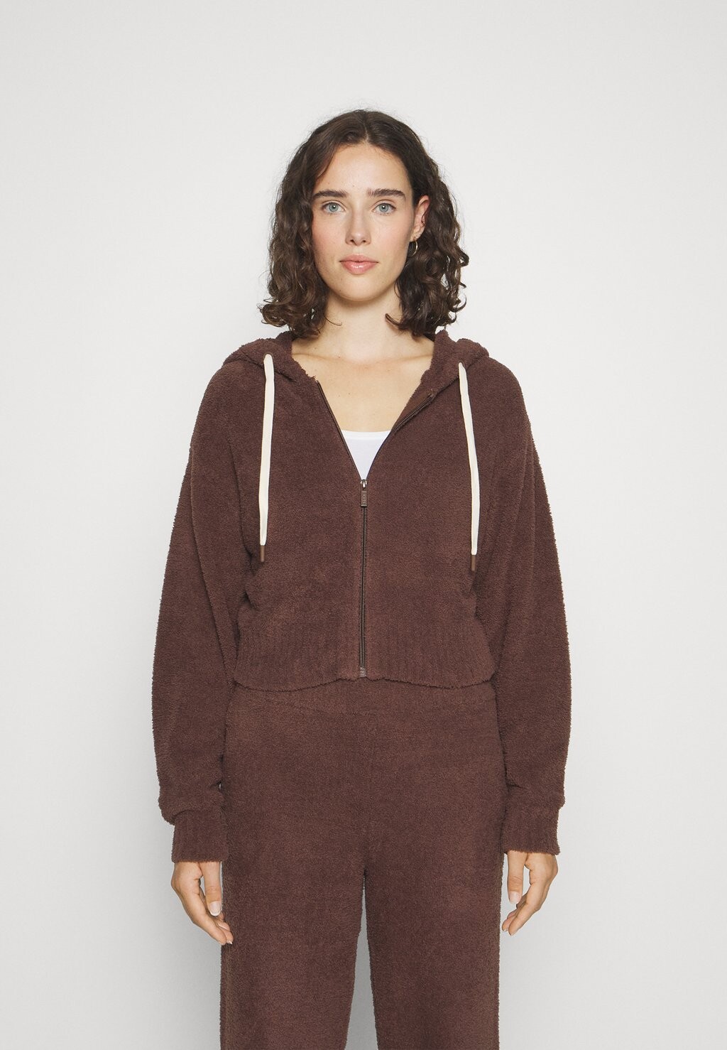 

Пижамный топ UGG HANA HOODIE, кола