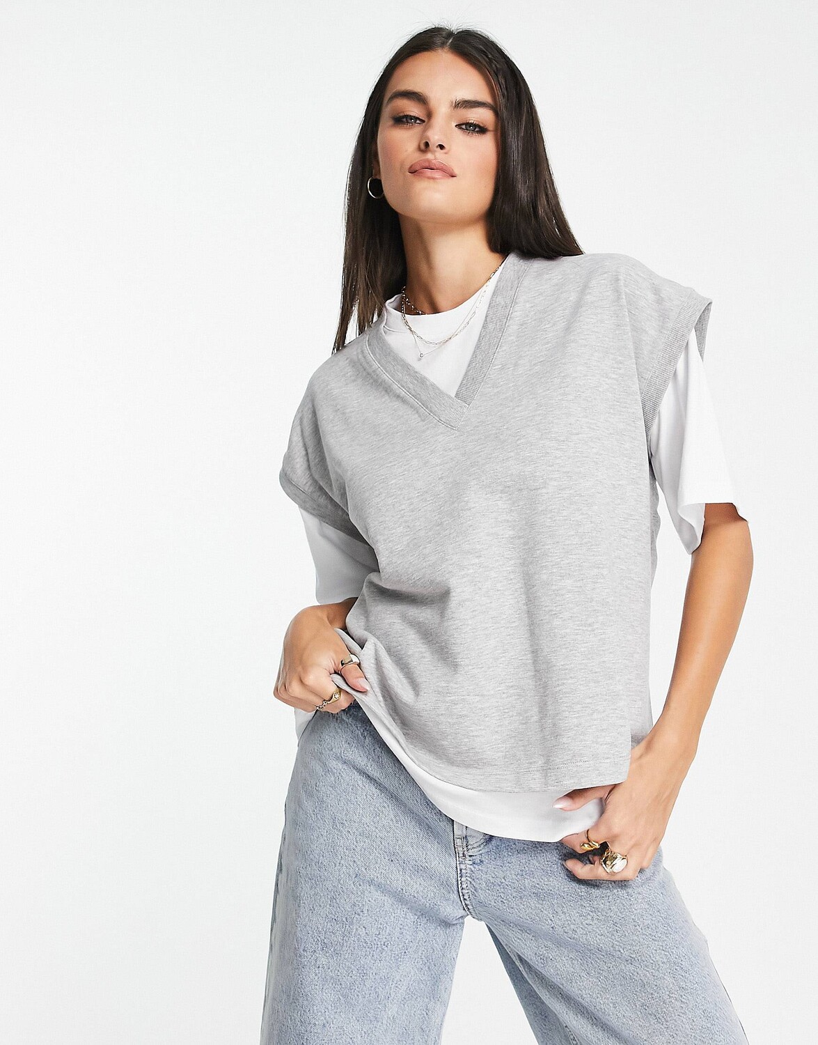 

Бело-серая футболка с V-образным вырезом и майка ASOS DESIGN 2 in 1 с V-образным вырезом