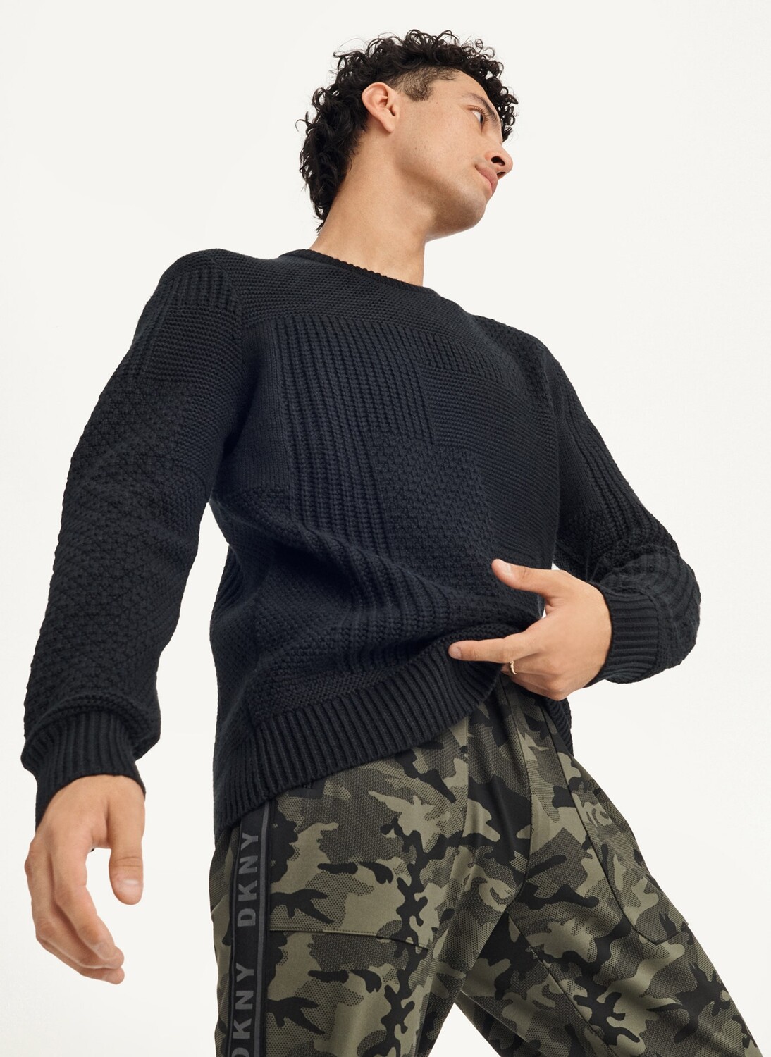 

Свитер с круглым вырезом в технике пэчворк DKNY