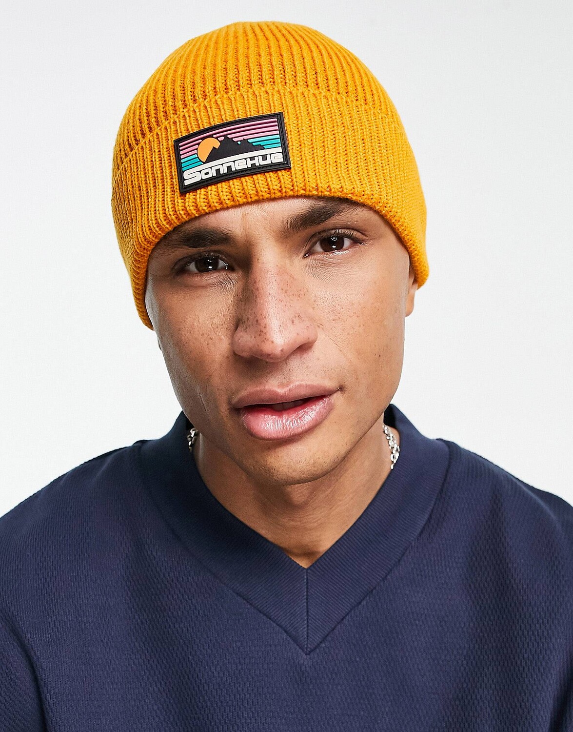 

Ярко-оранжевая шапка-бини в рубчик с каучуковым логотипом ASOS DESIGN fisherman