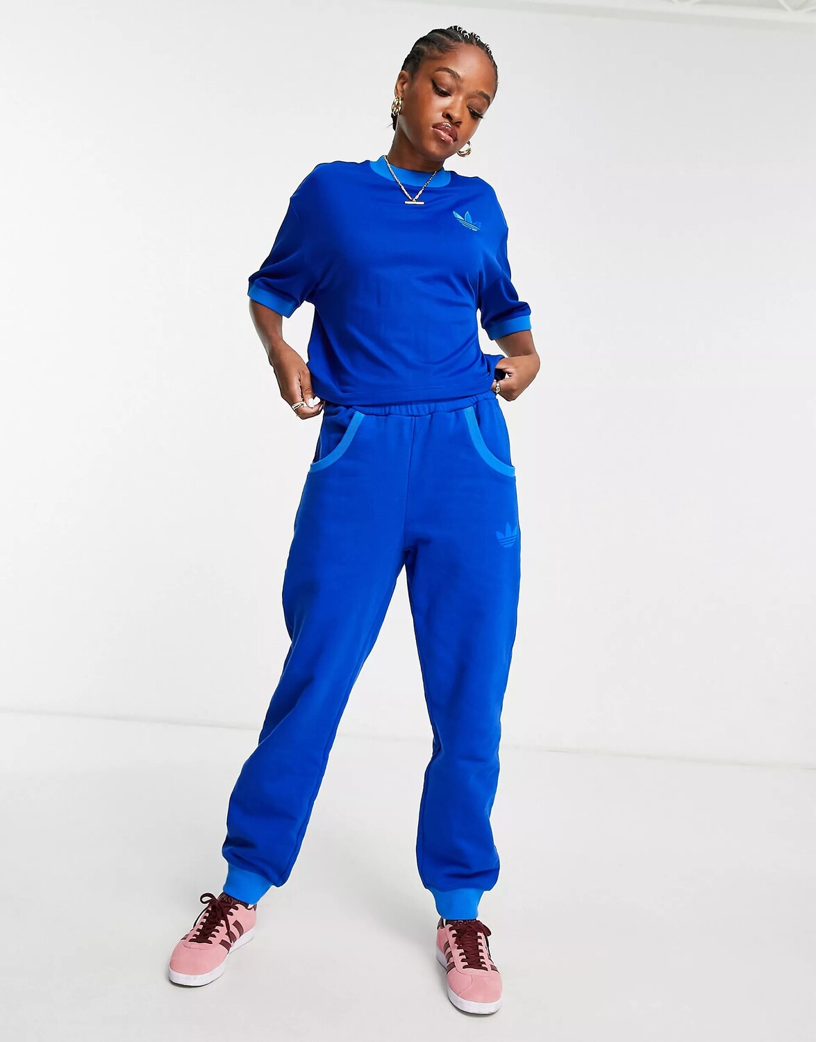 

Синяя укороченная футболка с трилистником adidas originals 'adicolor 70s'