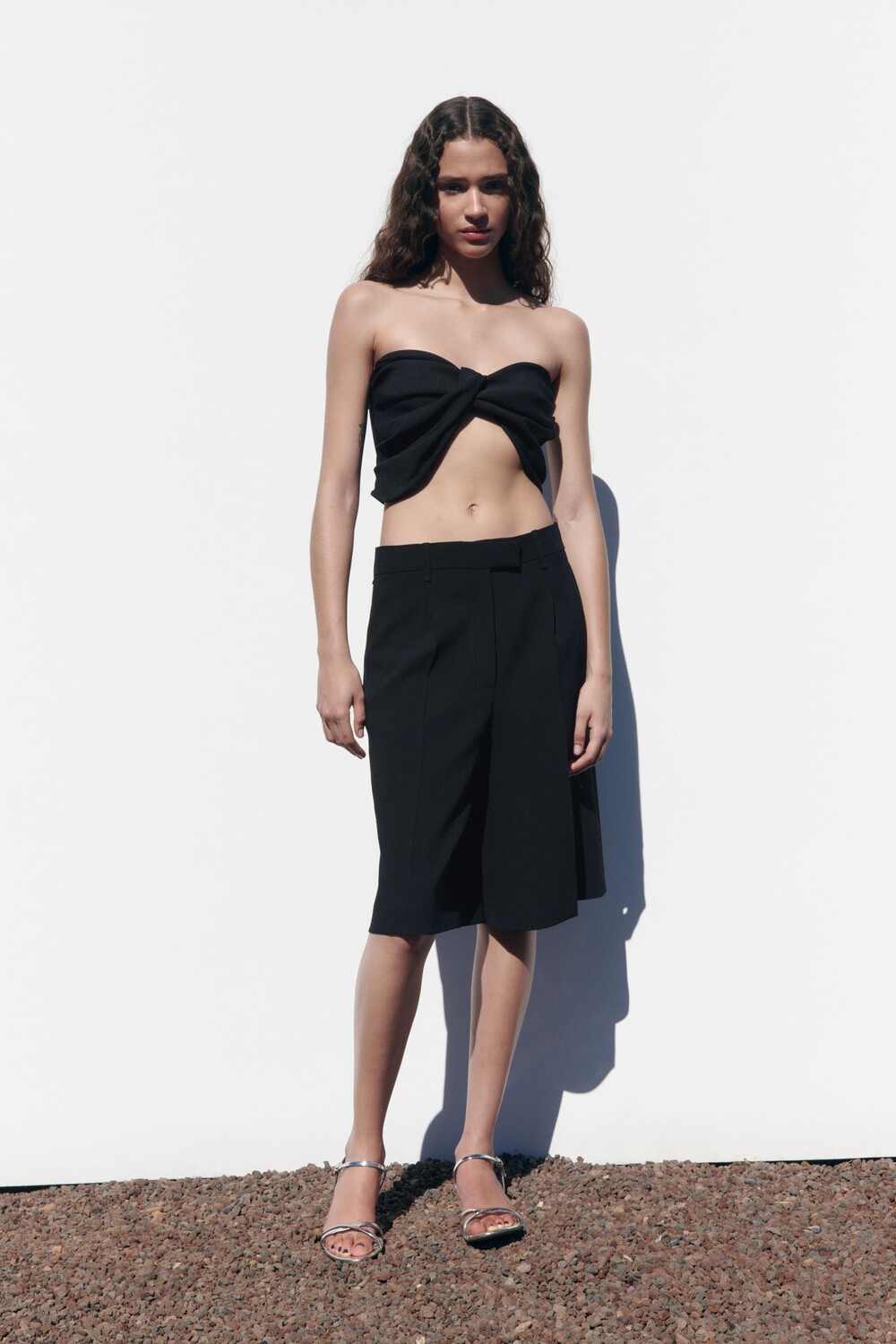 

Укороченный топ с пересеченными руками ZARA, черный